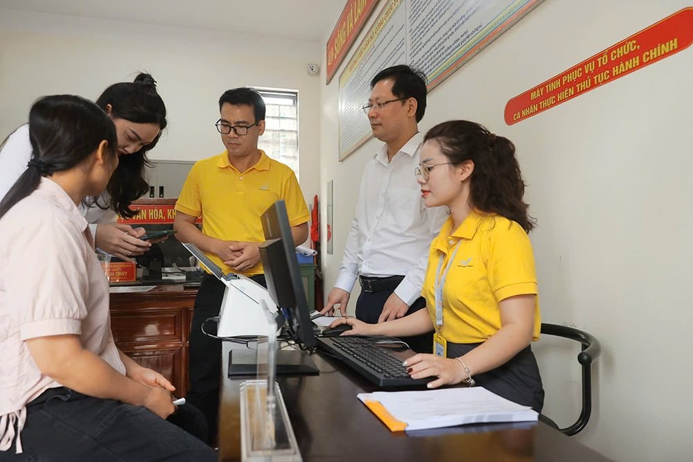 tong-giam-doc-chu-quang-hao-truc-tiep-kiem-tra-viec-viec-thuc-hien-bo-tri-nhan-vien-buu-dien-ho-tro-tai-ttpvhcc-xa-dong-hy.jpg