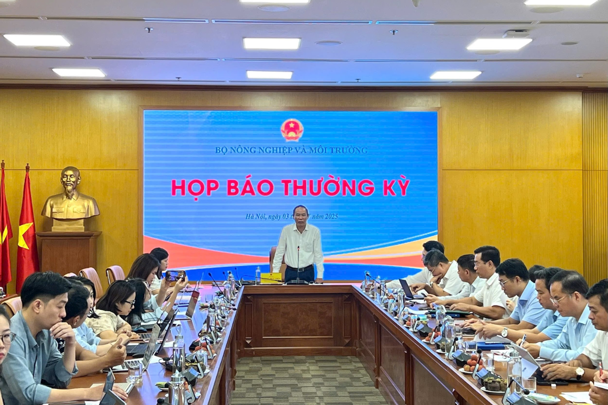 thu-truong-bo-nong-nghiep-va-moi-truong-phung-duc-tien-chu-tri-buoi-hop-bao..png