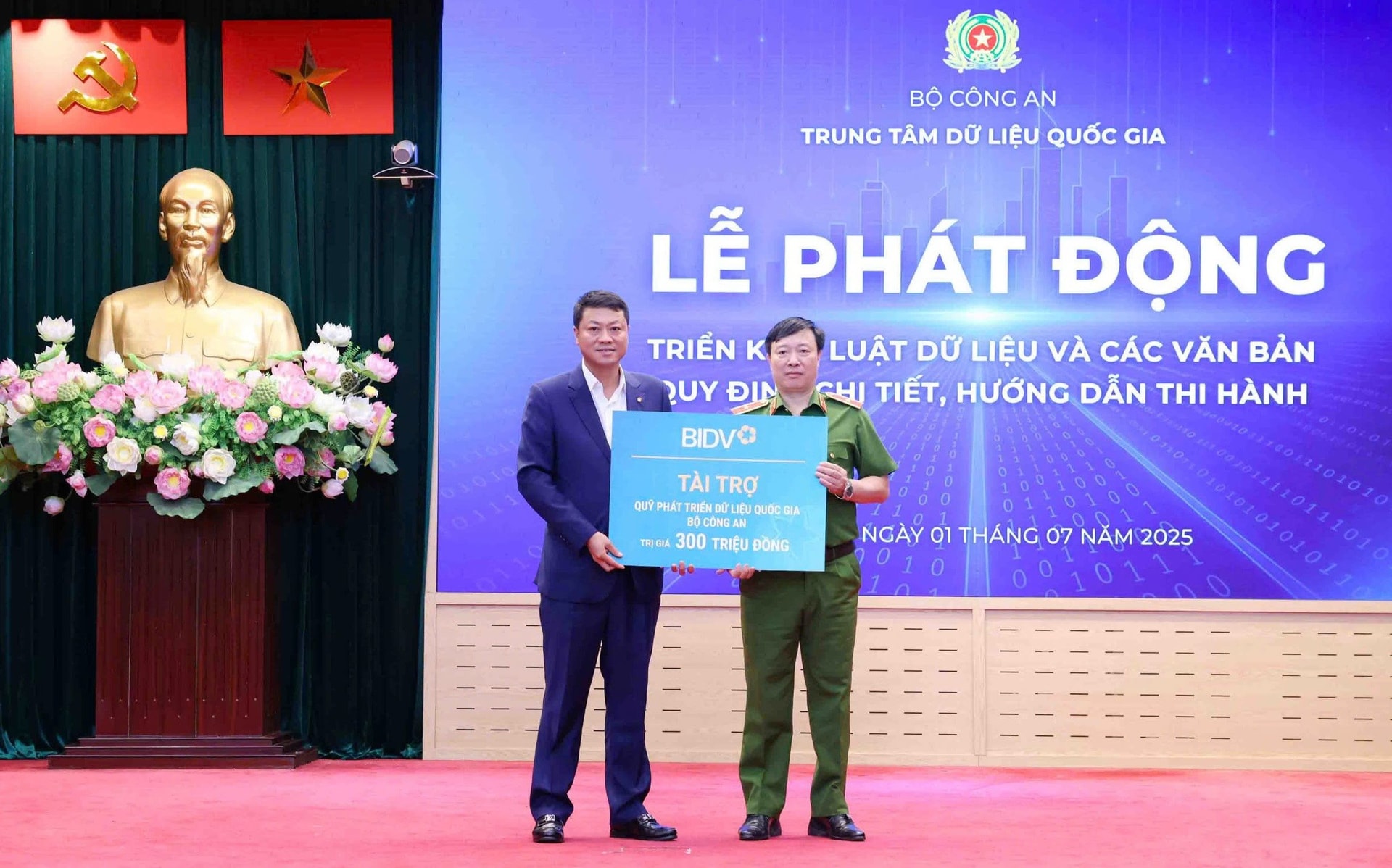 tong-giam-doc-bidv-le-ngoc-lam-trao-kinh-phi-ung-ho-quy-ptdlqg.jpg