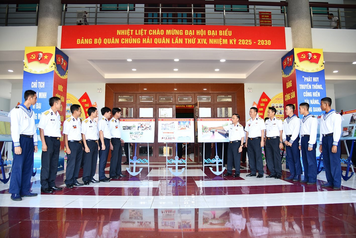 1.-cac-dai-bieu-tham-quan-trung-bay-anh-tu-hao-nguoi-chien-si-hai-quan.jpg