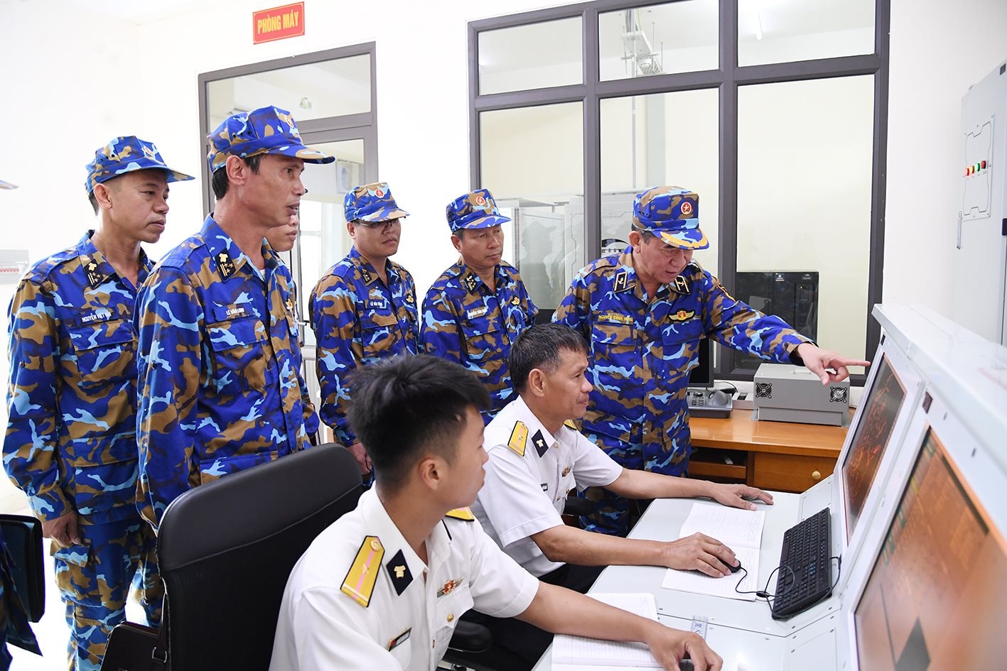 1.-chuan-do-doc-nguyen-dinh-hung-kiem-tra-kip-truc-tram-ra-da-610-thuc-hien-nhiem-vu.jpg