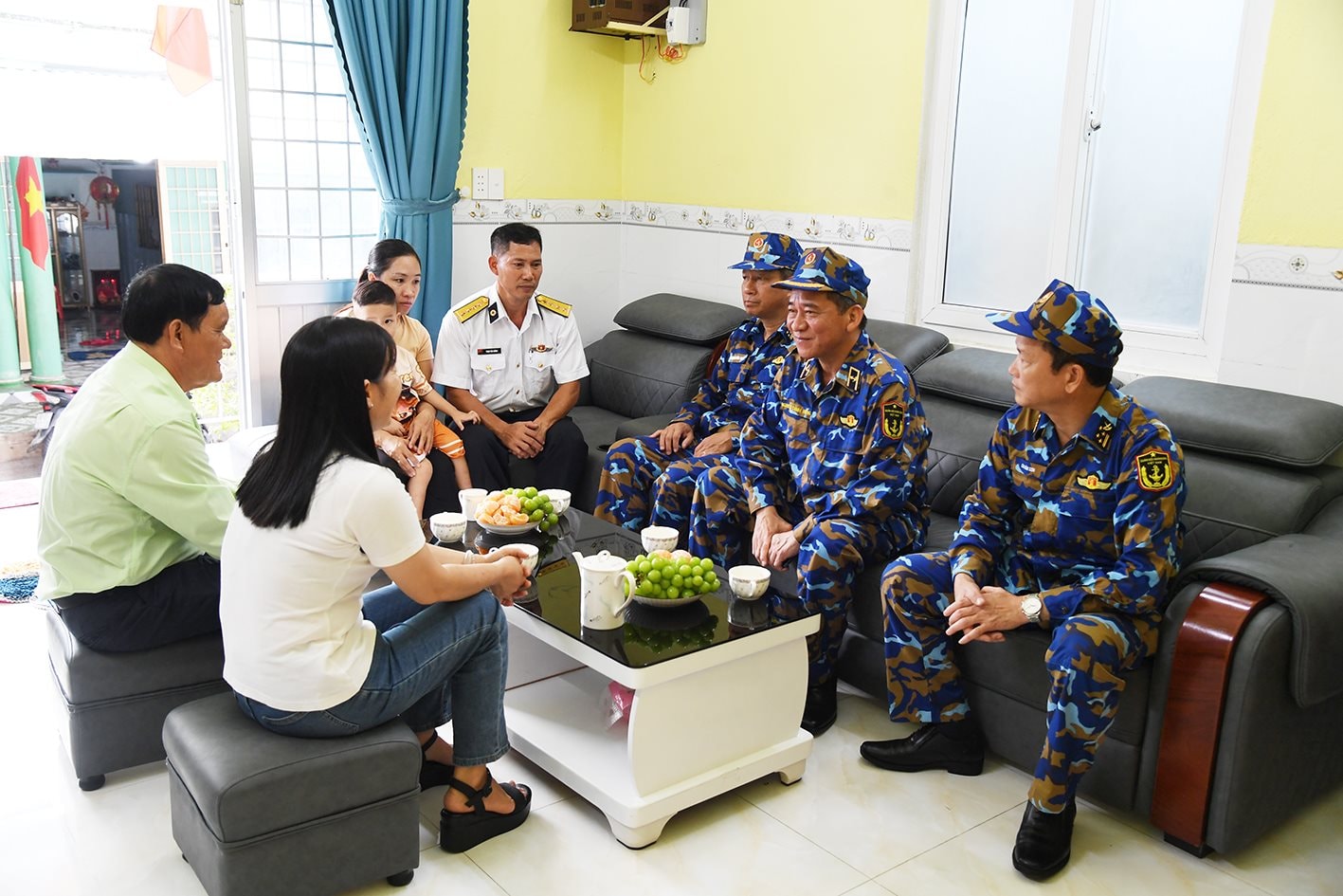 1.-chuan-do-doc-nguyen-dinh-hung-pho-tu-lenh-hai-quan-tham-dong-vien-gia-dinh-quan-nhan-duoc-ho-tro-nha-dong-doi-trong-chuyen-cong-tac-tai-phia-nam.jpg