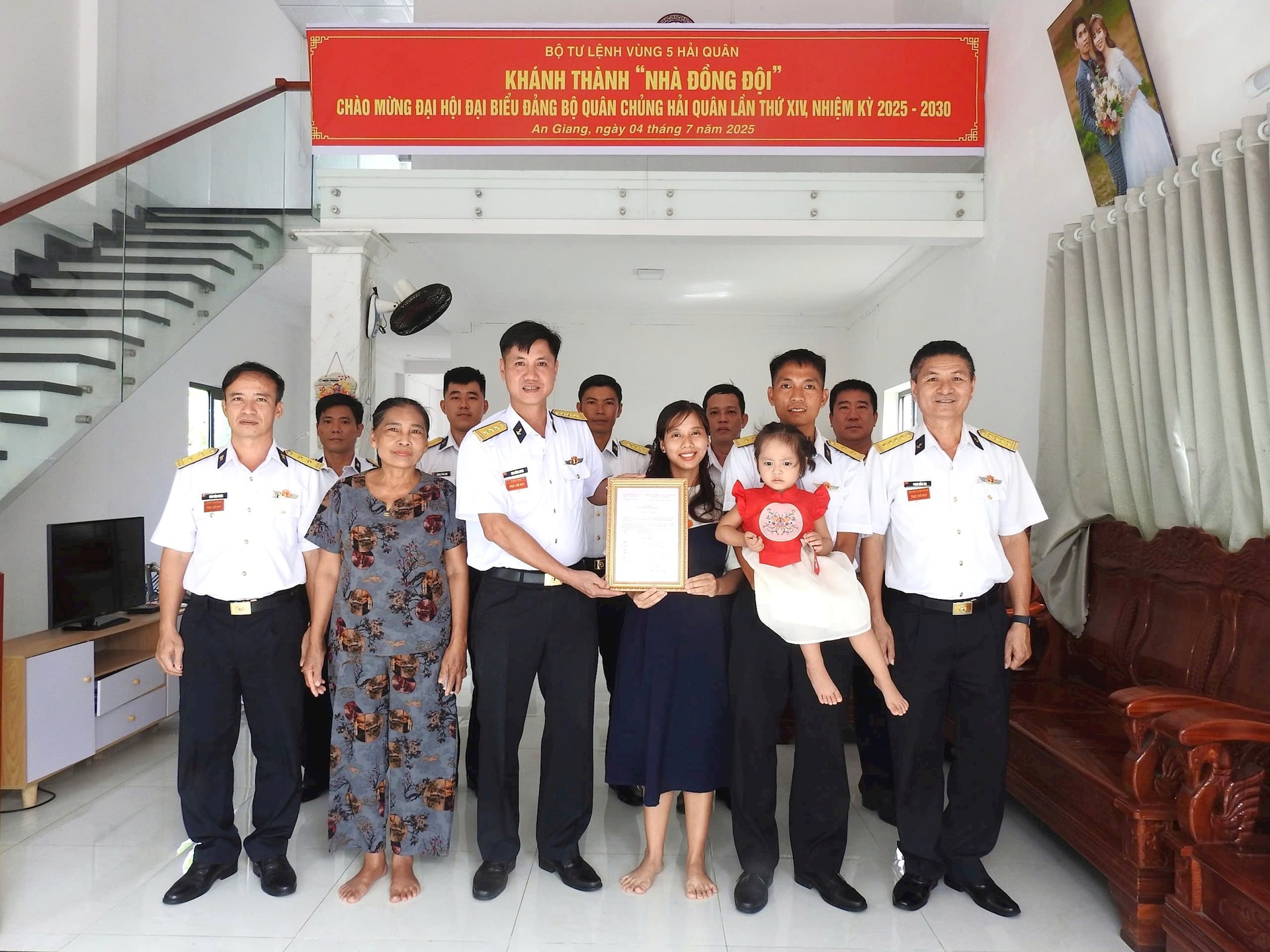 2.-thuong-ta-mai-dang-danh-pho-tu-lenh-tham-muu-truong-vung-5-hai-quan-trao-quyet-dinh-ban-giao-nha-dong-doi-cho-gia-dinh-quan-nhan-co-hoan-canh-kho-khan.jpg