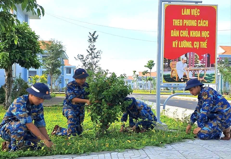 3.-can-bo-doan-vien-trung-tam-bao-dam-ky-thuat-cham-soc-canh-quan-khuon-vien-don-vi.jpg