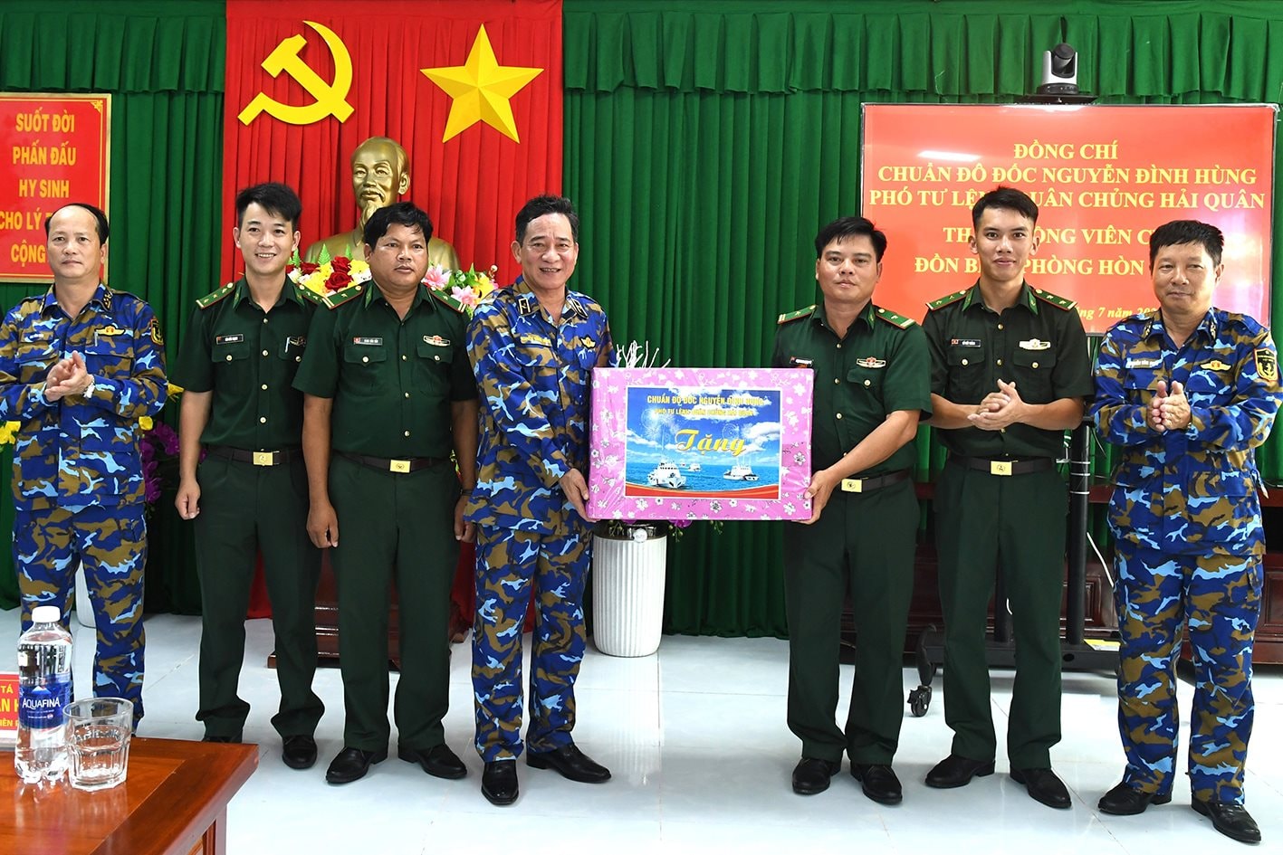 3.-chuan-do-doc-nguyen-dinh-hung-tang-qua-don-bien-phong-hon-chuoi.jpg