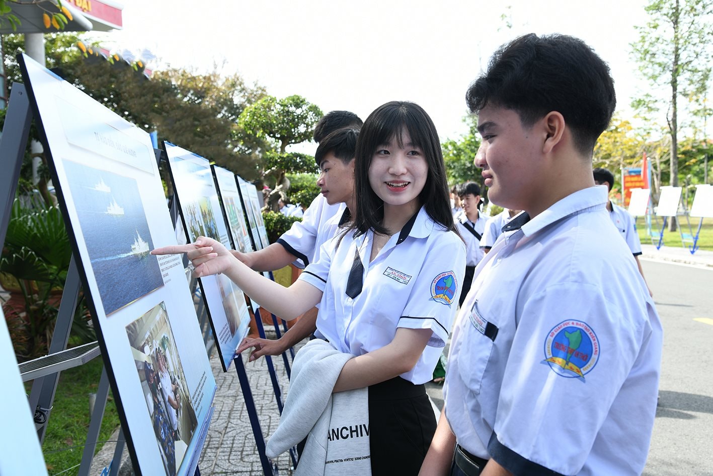 3.-hoc-sinh-tren-dia-ban-thich-thu-tim-hieu-hinh-anh-ve-hoat-dong-huan-luyen-san-sang-chien-dau-tuan-tra-bao-ve-chu-quyen-bien-dao-cua-luc-luong-hai-quan.jpg