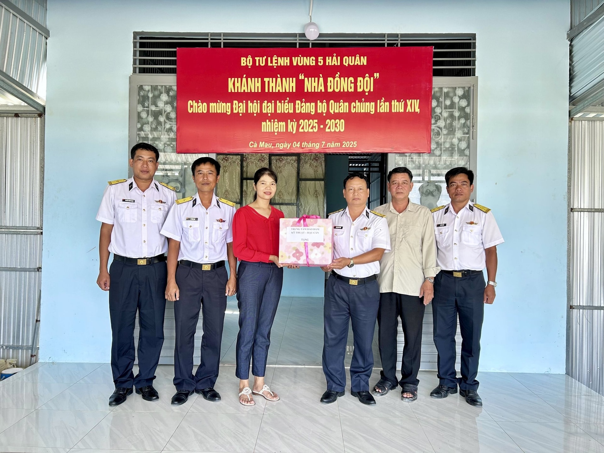 3.-thuong-ta-pham-khac-dong-chinh-uy-trung-tam-bao-dam-ky-thuat-hau-can-tang-qua-dong-vien-gia-dinh-quan-nhan-trong-dip-khanh-thanh-nha-moi.jpg