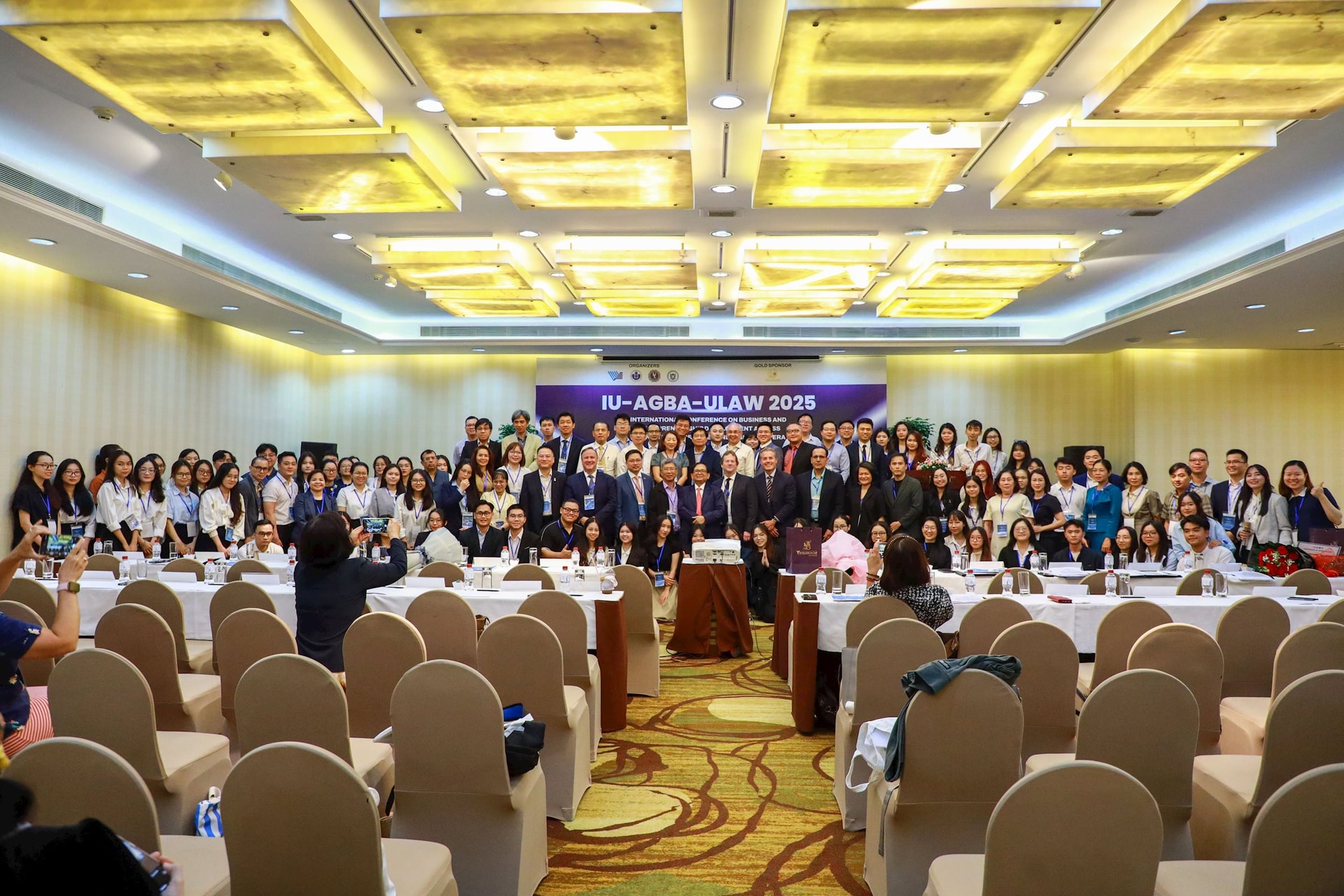 ban-to-chuc-cung-cac-dien-gia-khach-moi-chuyen-gia-nghien-cuu-sinh-va-doanh-nghiep-chup-hinh-luu-niem-.jpg