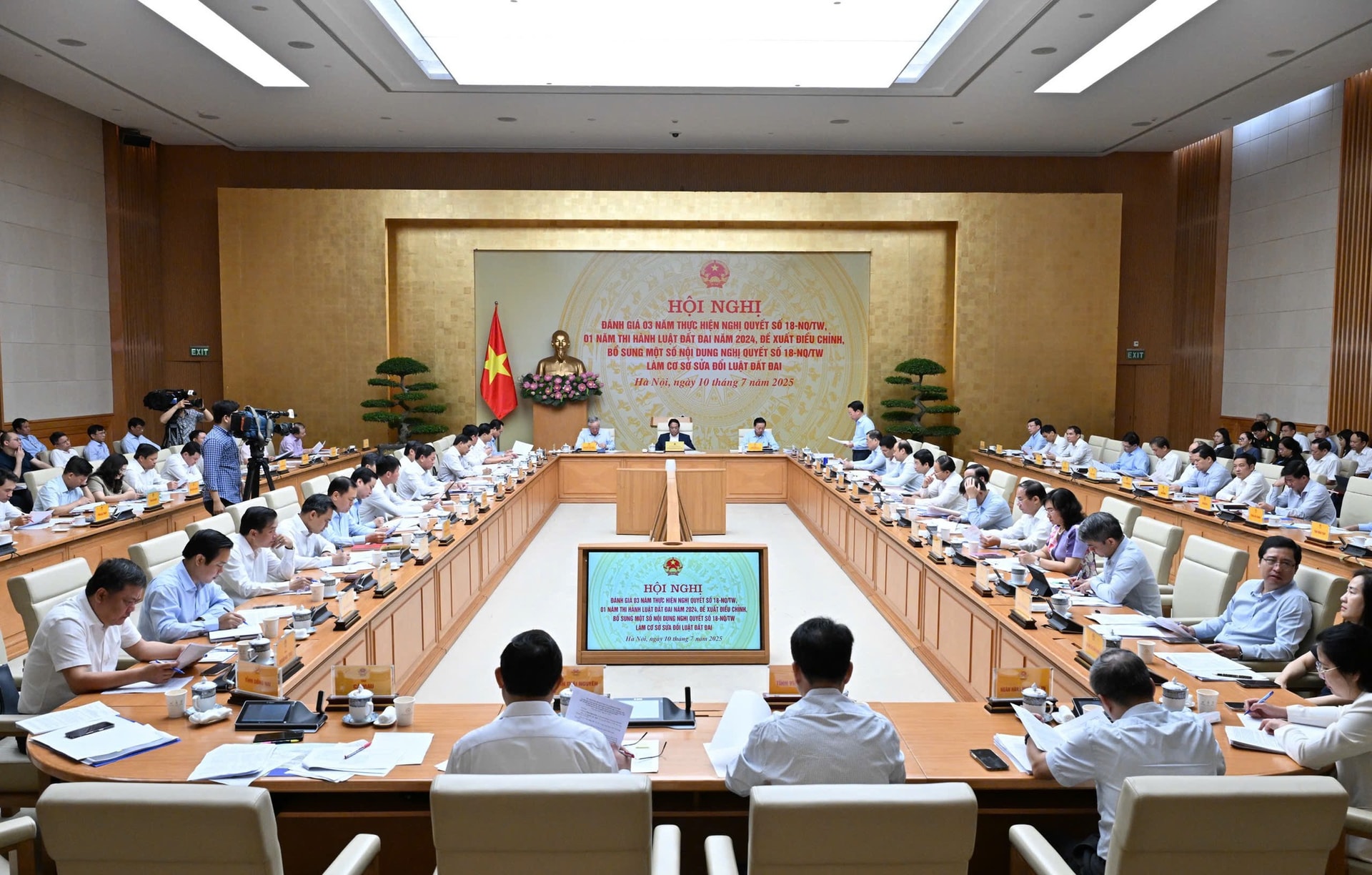 Thủ tướng chủ trì hội nghị quan trọng về Nghị quyết 18 và Luật Đất đai 2024- Ảnh 1.