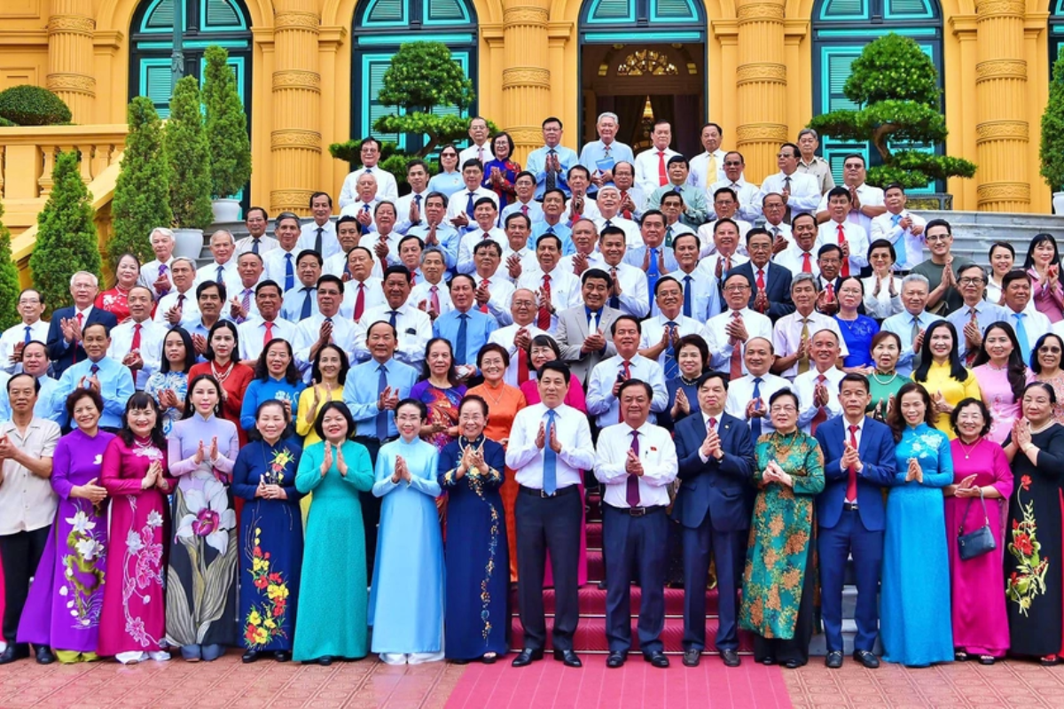 chu-tich-nuoc-luong-cuong-gap-mat-than-mat-voi-doan-dai-bieu-can-bo-hoi-khuyen-hoc-tieu-bieu-toan-quoc..png
