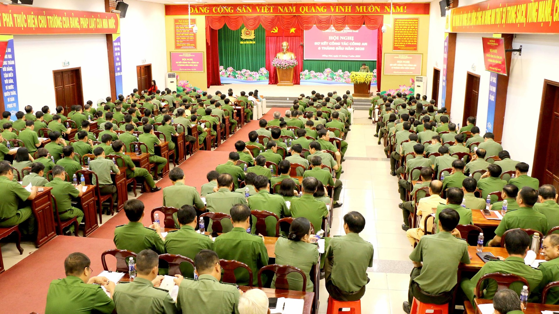 toan-canh-hoi-nghi.jpg