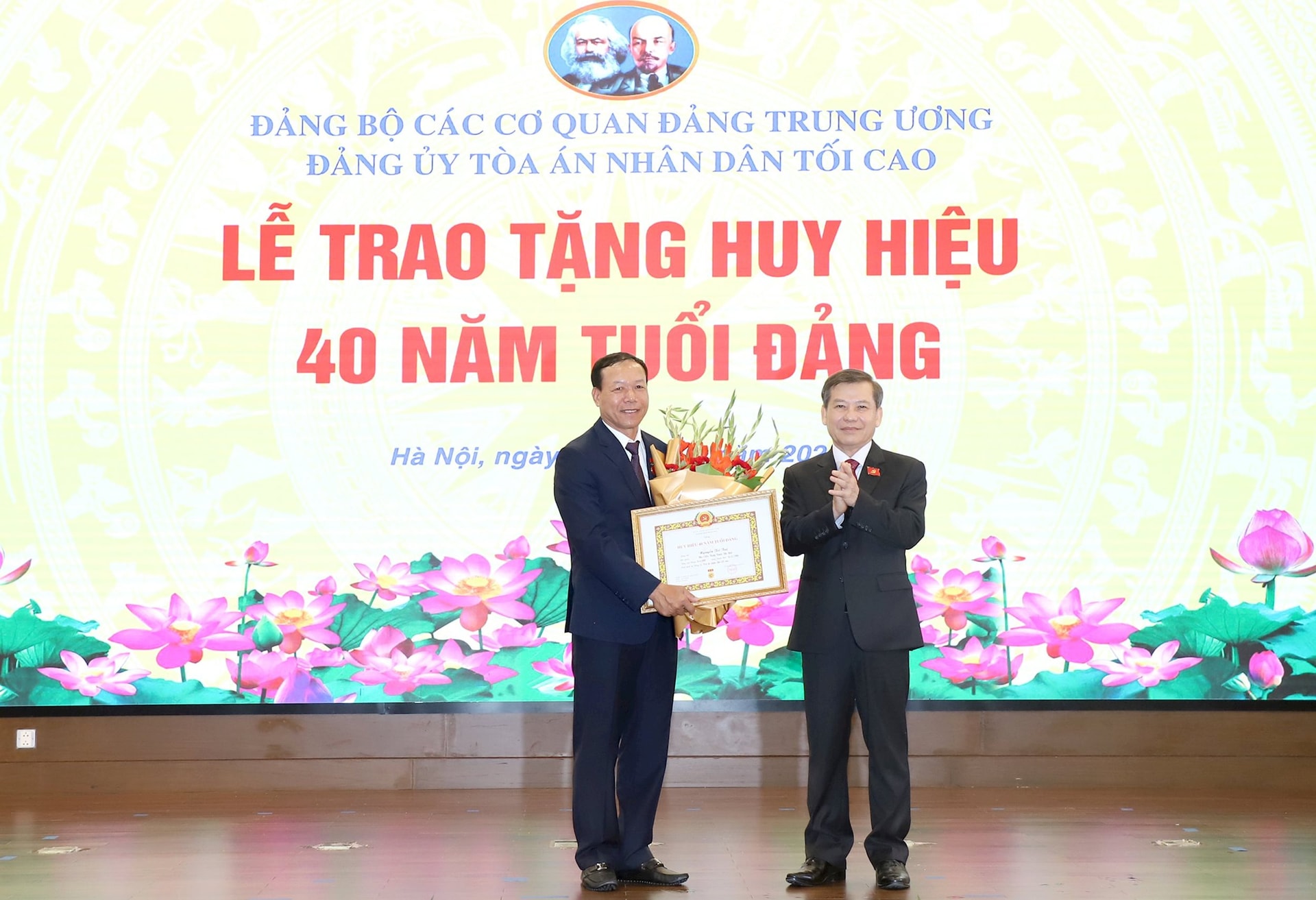 anh-trao-huy-hieu.jpg