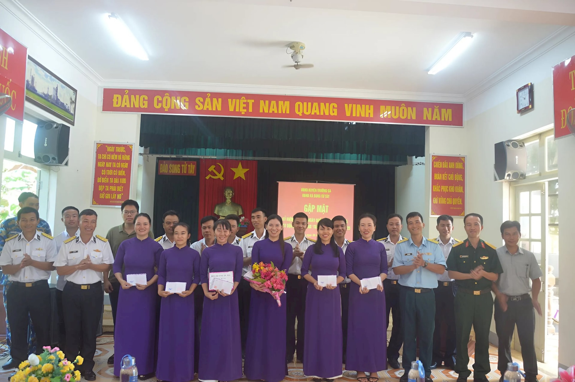 chi-huy-dao-song-tu-tay-gap-mat-chuc-mung-hoi-phu-nu-tren-dao.jpeg