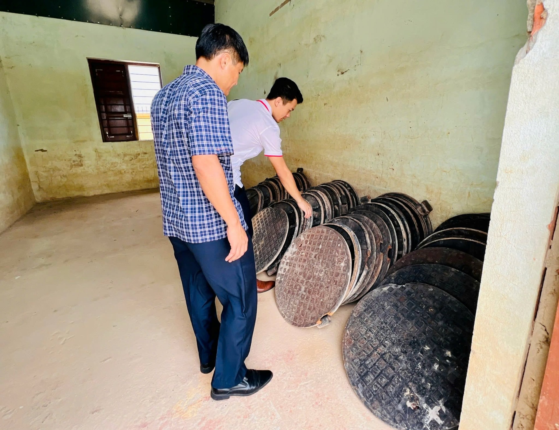 mat-nap-ho-ga-tren-duong-xa-cam-hong-2.jpg
