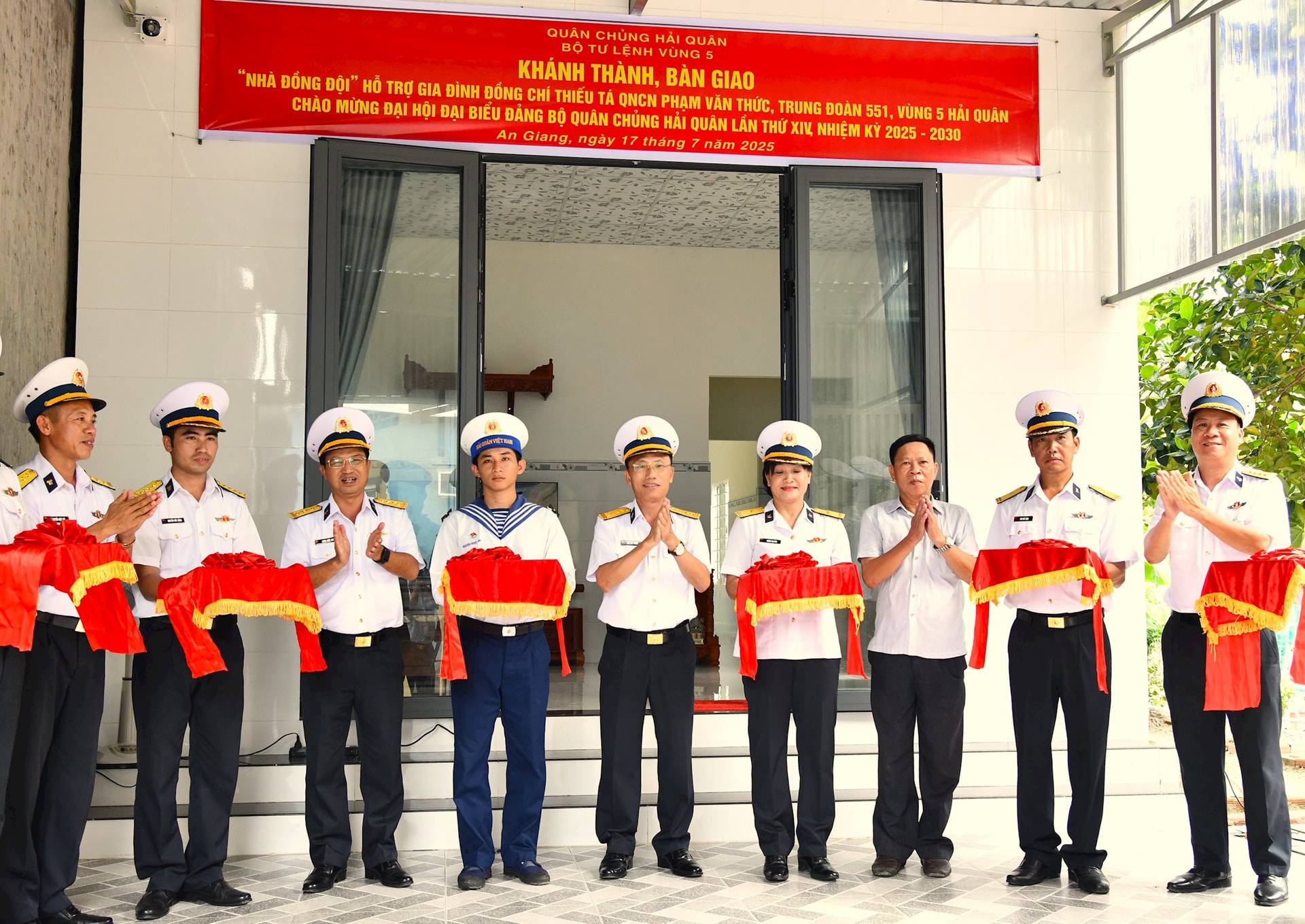 1.-dai-ta-ngo-van-thanh-dung-giua-va-cac-dai-bieu-cat-bang-khanh-thanh-nha-dong-doi-1-.jpg