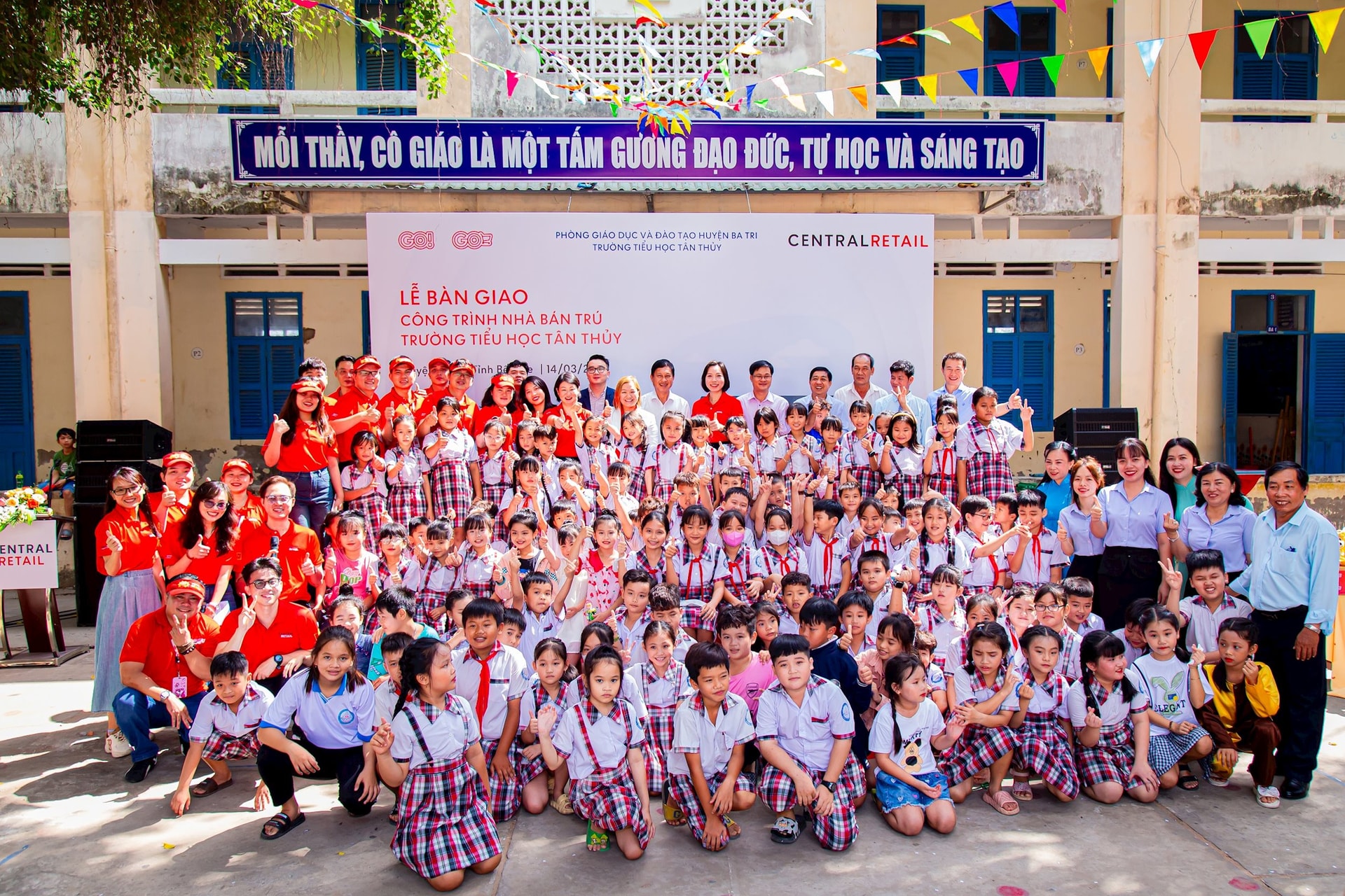2-niem-vui-cua-cac-thay-co-va-hoc-sinh-cua-truong-tieu-hoc-tan-thuy-khi-cong-trinh-nha-ban-tru-chinh-thuc-dua-vao-su-dung.jpg