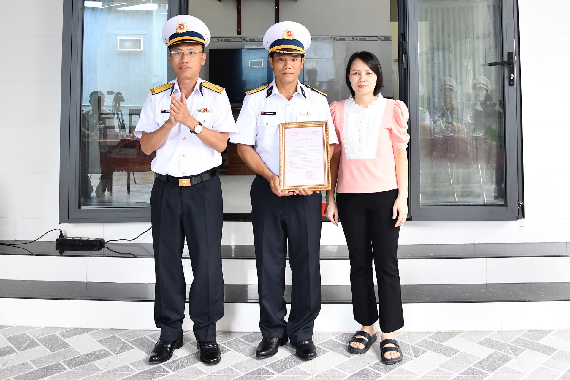2.-dong-chi-chinh-uy-vung-5-hai-quan-trao-quyet-dinh-ban-giao-nha-dong-doi-cho-gia-dinh-thieu-ta-quan-nhan-chuyen-nghiep-pham-van-thuc.jpg