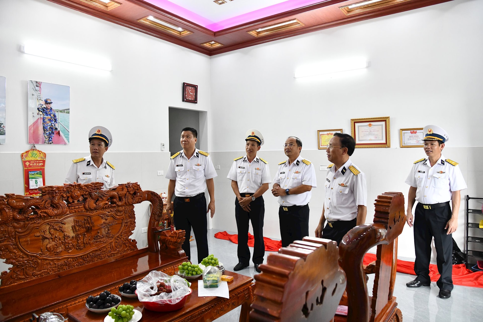 3.-cac-dai-bieu-tham-quan-can-nha-cua-gia-dinh-trung-uy-quan-nhan-chuyen-nghiep-dao-ngoc-huan.jpg