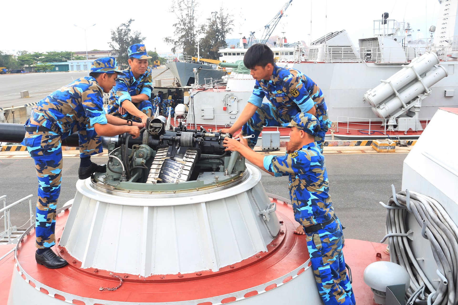 chi-huy-tieu-doi-bao-quan-vu-khi-trang-bi-dung-thu-2-tu-trai-qua-.-anh-le-ngoc.jpg