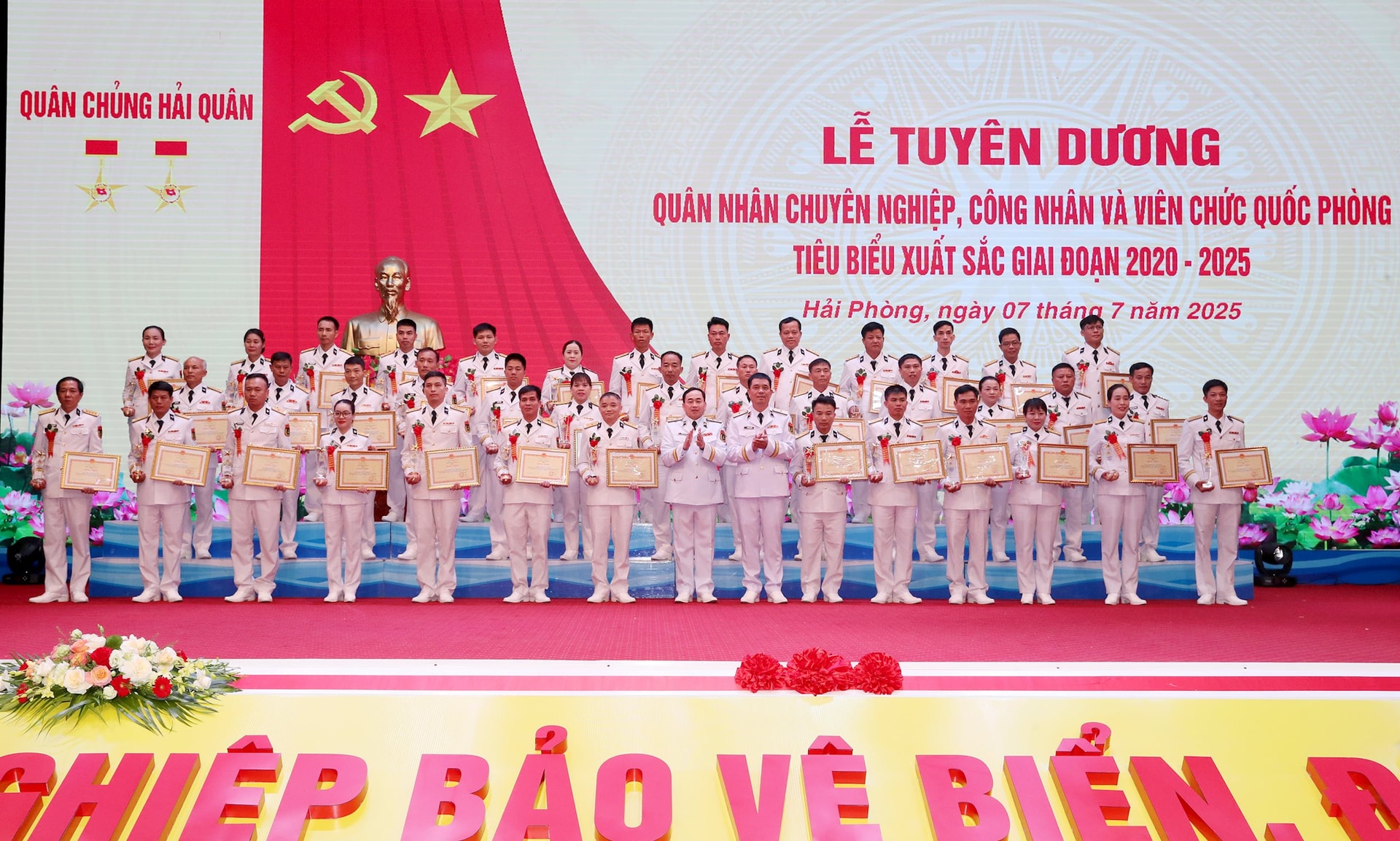 vinh-du-duoc-tuyen-duong-qncn-tieu-bieu-xuat-sac-qchq-giai-doan-2020-2025-dung-chinh-giua-hang-thu-2-.-anh-le-ngoc.jpg