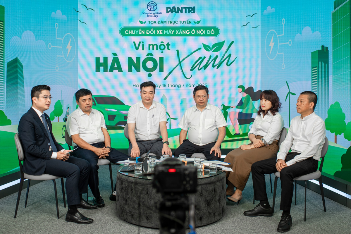 cac-dai-bieu-tham-gia-toa-dam-chuyen-doi-xe-may-xang-o-noi-do-vi-mot-ha-noi-xanh-..png
