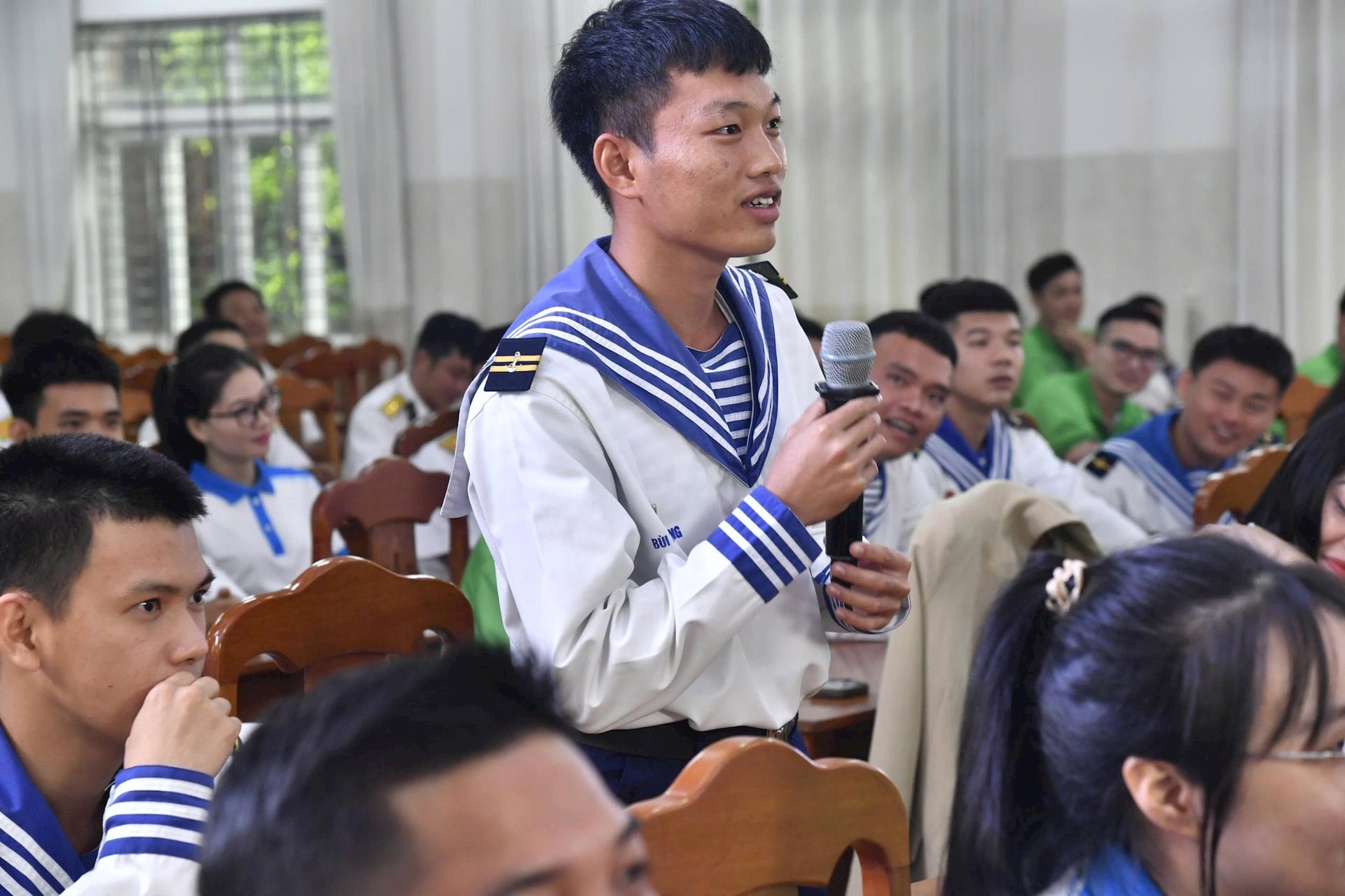 5.-doan-vien-lu-doan-167-cung-giao-luu-voi-thi-sinh.jpg