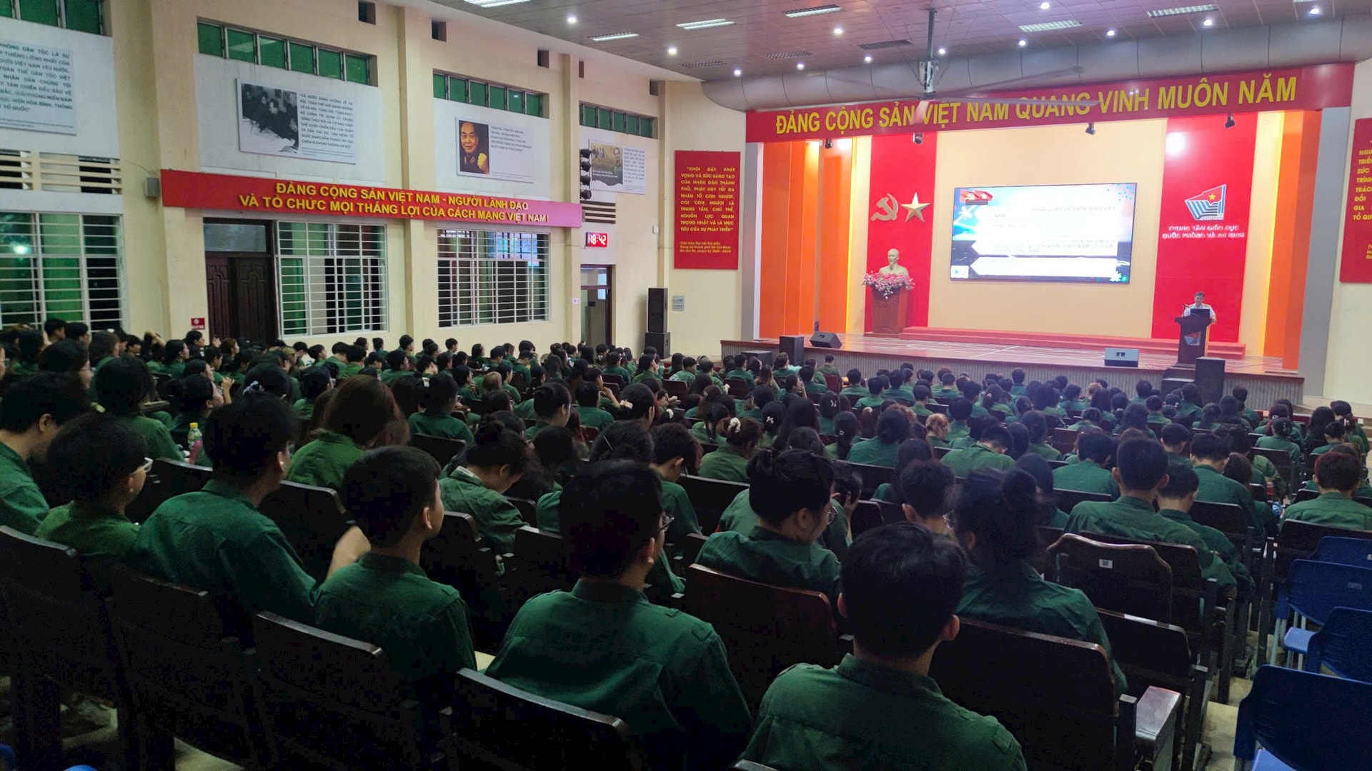 5.-quang-canh-mot-buoi-tuyen-truyen-bien-dao-cua-vung-2-hai-quan-tai-trung-tam.jpg