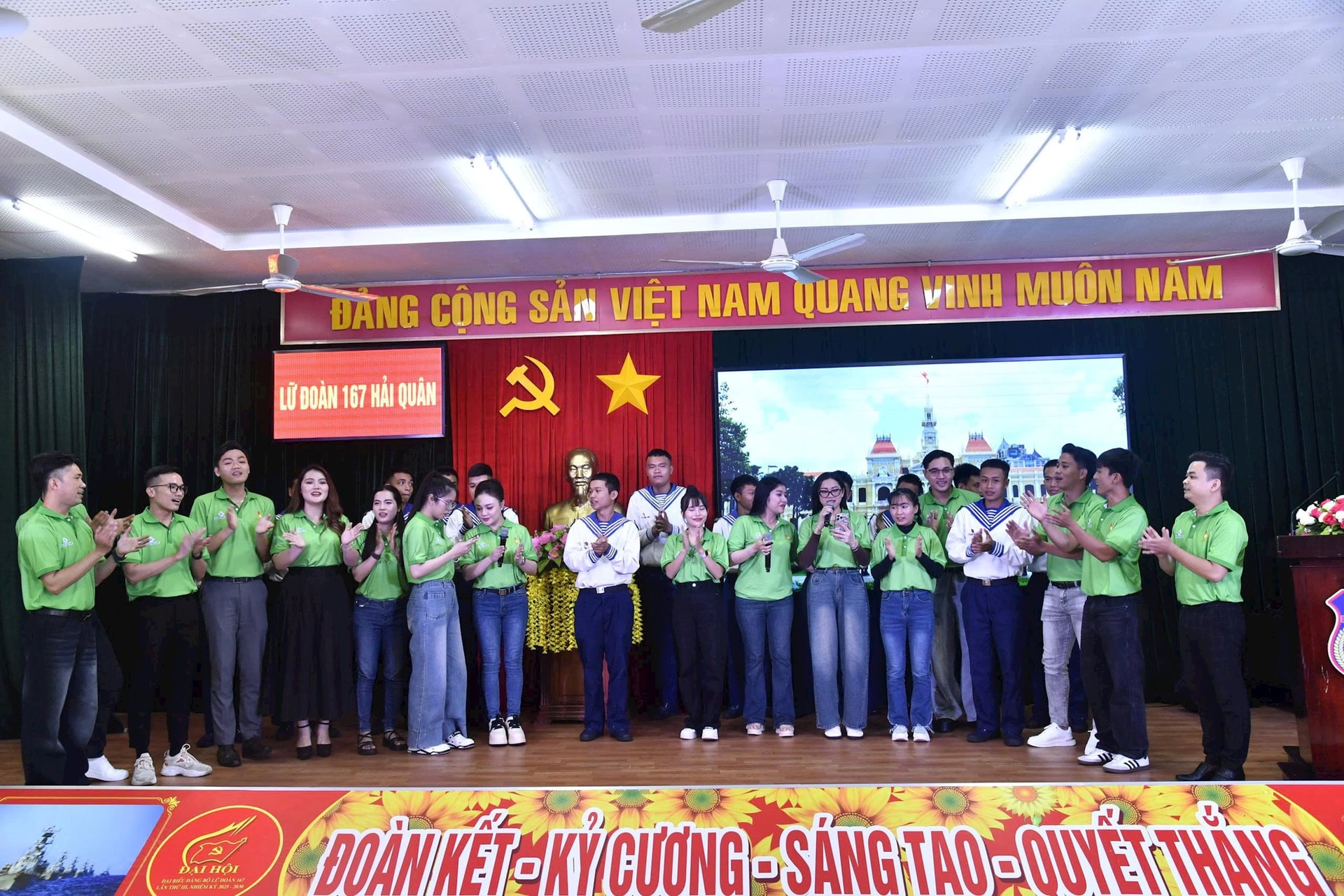 6.-doan-vien-va-cac-thi-sinh-cung-giao-luu-tren-san-khau.jpg