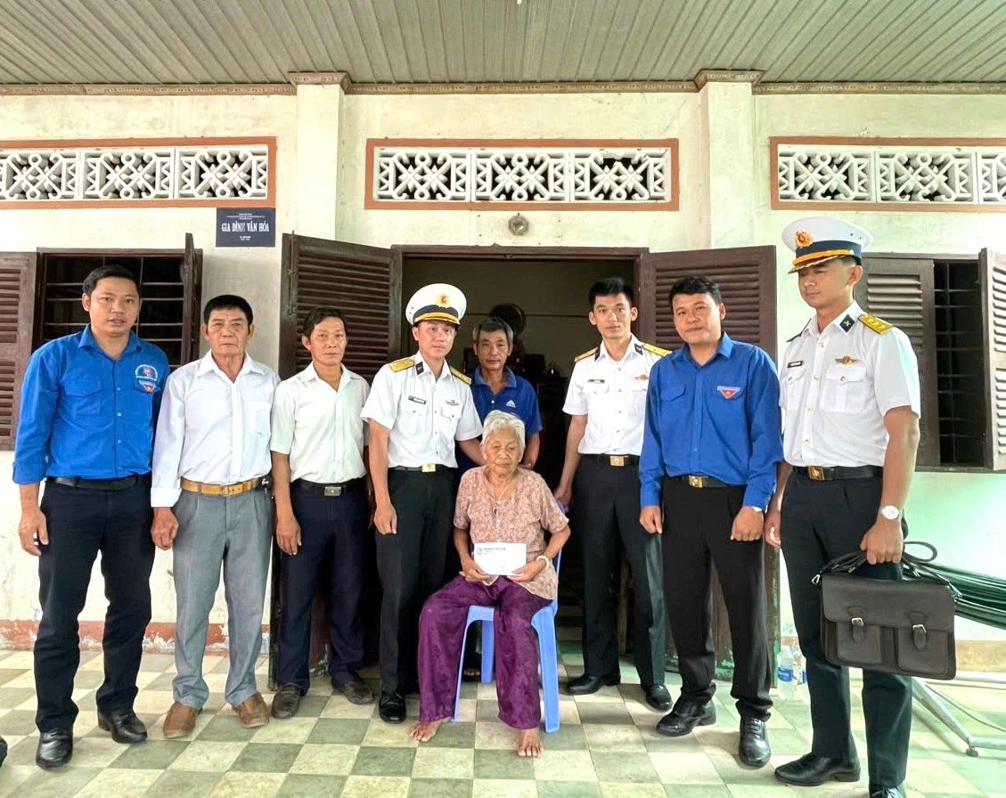 7.-can-bo-doan-vien-trung-tam-huan-luyen-trung-tam-bao-dam-ky-thuat-tang-qua-gia-dinh-tren-dia-ban.jpg