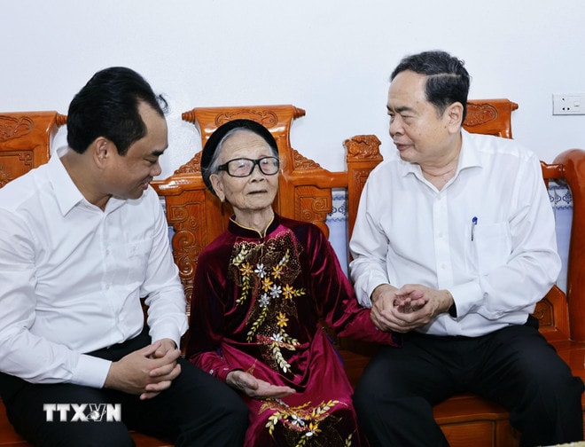 ttxvn-chu-tich-quoc-hoi-tran-thanh-man-tham-va-tang-qua-me-viet-nam-anh-hung-ta-thi-tran-20-4.jpg