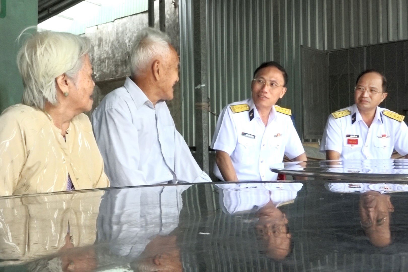 1.-dai-ta-ngo-van-thanh-chinh-uy-vung-5-hai-quan-thu-hai-tu-phai-sang-tham-hoi-gia-dinh-chinh-sach.jpg