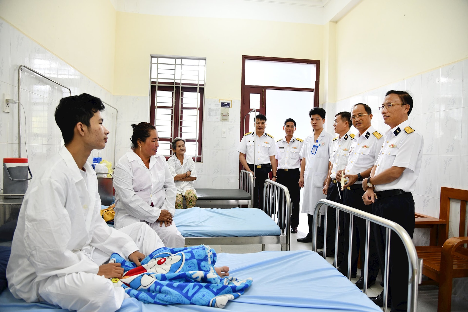3.-doan-cong-tac-bo-tu-lenh-vung-5-hai-quan-tham-dong-vien-benh-nhan-tai-doi-dieu-tri-78.jpg