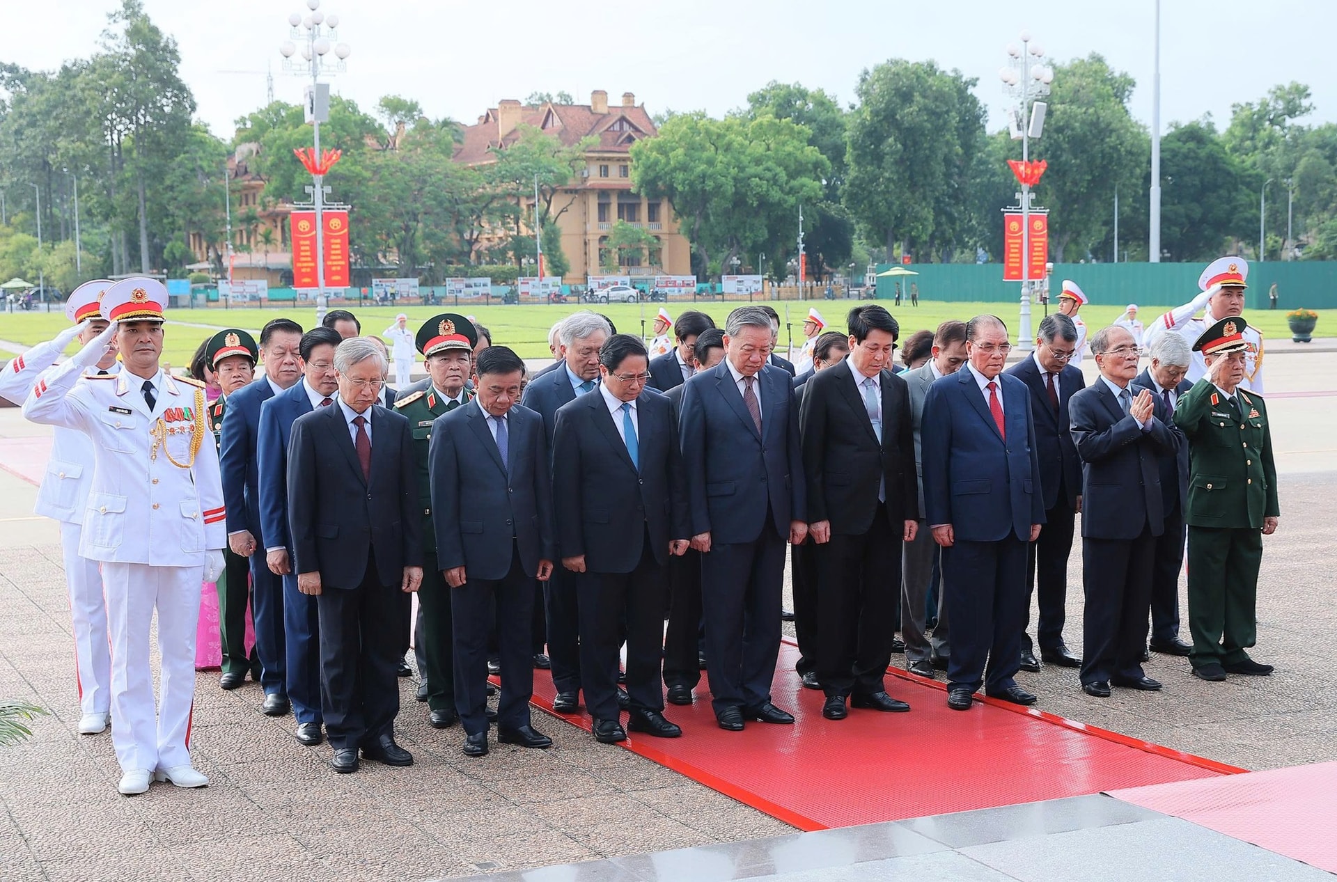 Lãnh đạo Đảng, Nhà nước vào Lăng viếng Chủ tịch Hồ Chí Minh, tưởng niệm các anh hùng liệt sĩ- Ảnh 2.
