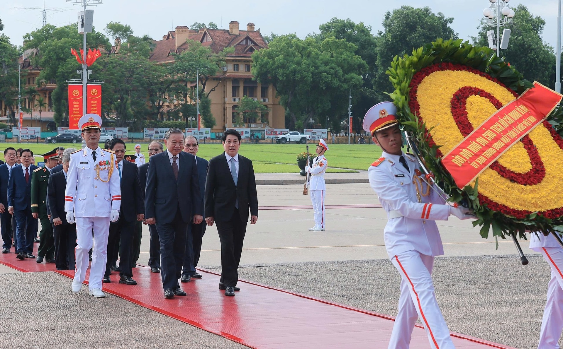 Lãnh đạo Đảng, Nhà nước vào Lăng viếng Chủ tịch Hồ Chí Minh, tưởng niệm các anh hùng liệt sĩ- Ảnh 1.