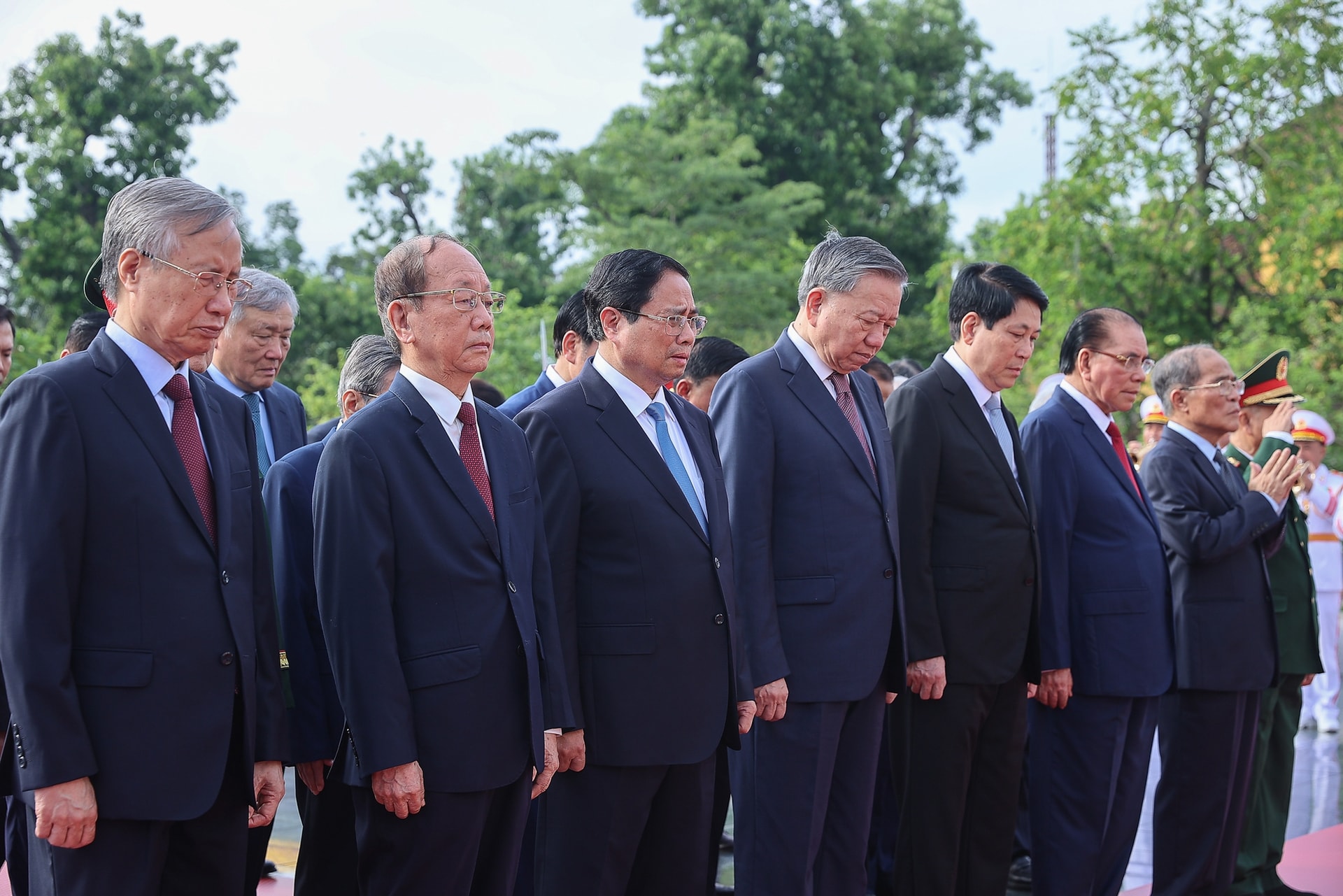 Lãnh đạo Đảng, Nhà nước vào Lăng viếng Chủ tịch Hồ Chí Minh, tưởng niệm các anh hùng liệt sĩ- Ảnh 4.