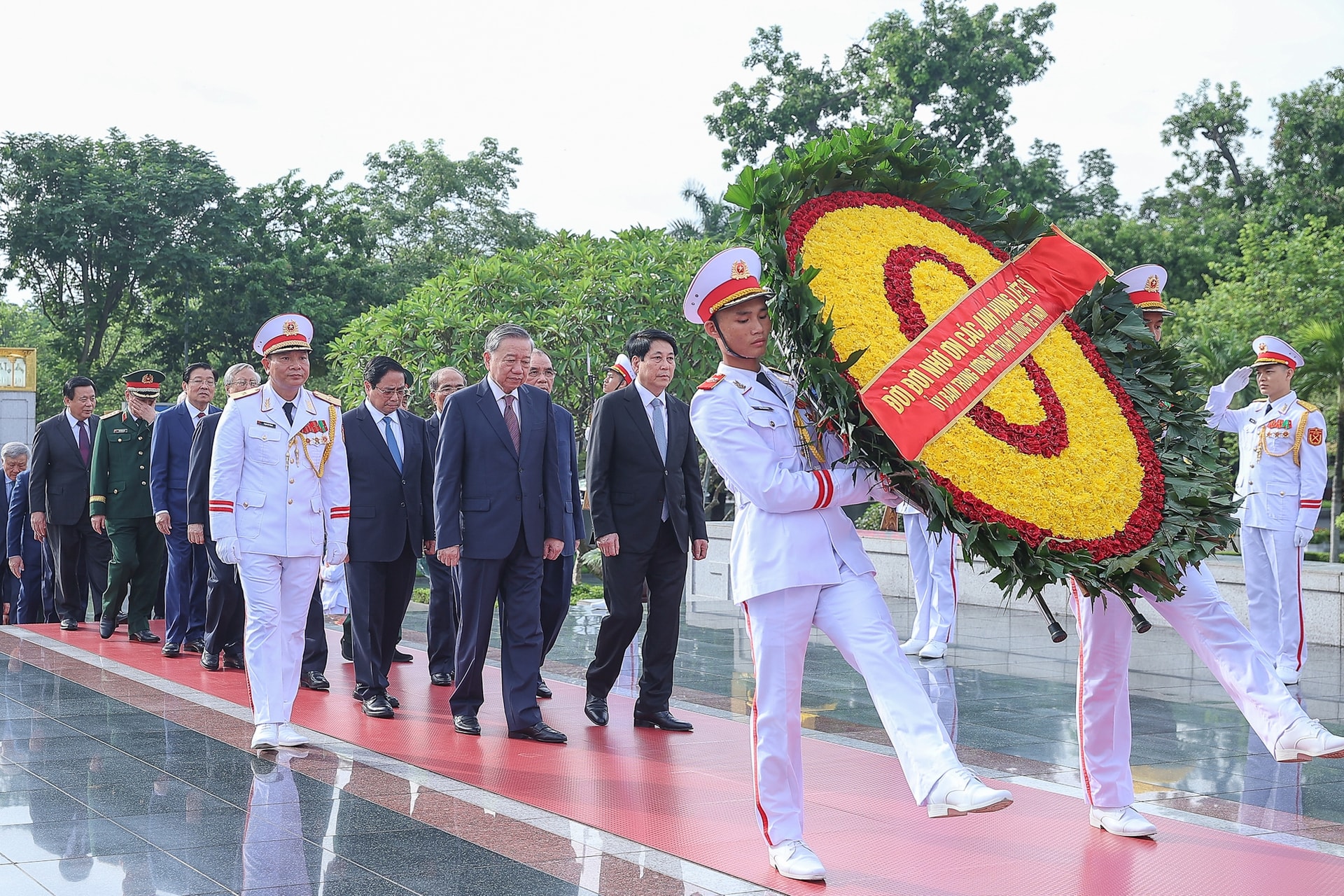 Lãnh đạo Đảng, Nhà nước vào Lăng viếng Chủ tịch Hồ Chí Minh, tưởng niệm các anh hùng liệt sĩ- Ảnh 3.