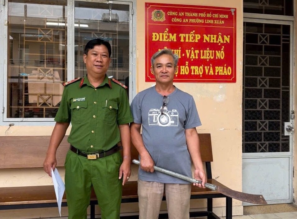 anh-1-nguoi-dan-tu-giac-giao-nop-hung-khi-tai-cap-linh-xuan-tp.hcm-sang-26.7..jpg