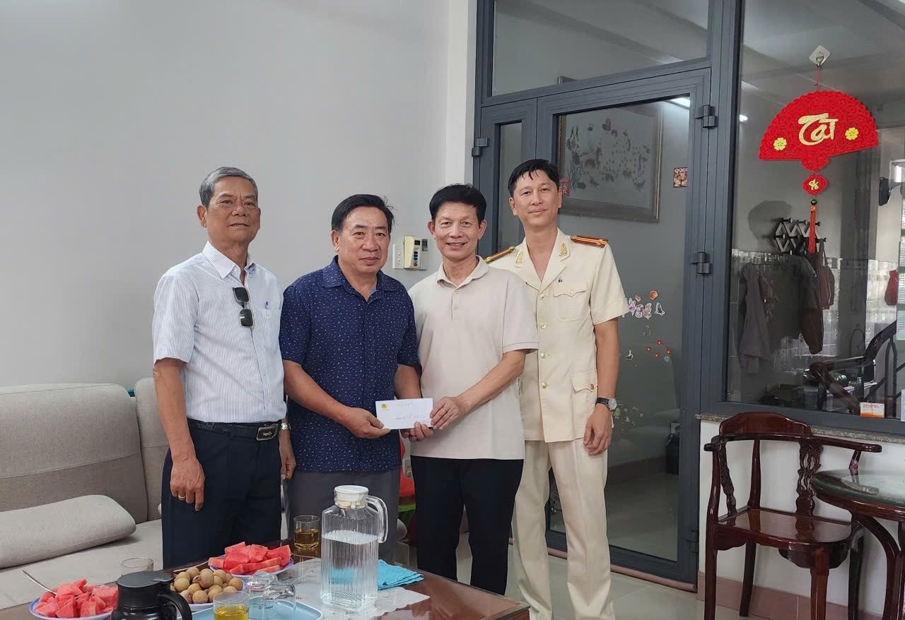 anh-2-chi-hoi-cuu-cand-va-cap-linh-xuan-tp.hcm-tham-hoi-gia-dinh-chinh-sach-nhan-ky-niem-ngay-thuong-binh-liet-si..jpg