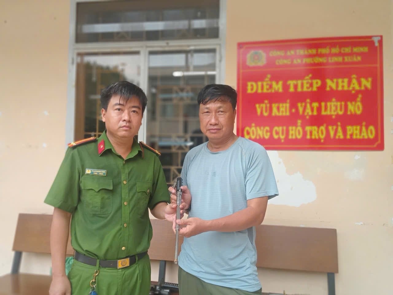 anh-3-cap-linh-xuan-tp.hcm-tiep-nhan-hung-khi-do-nhan-dan-giao-nop-sang-26.7..jpg