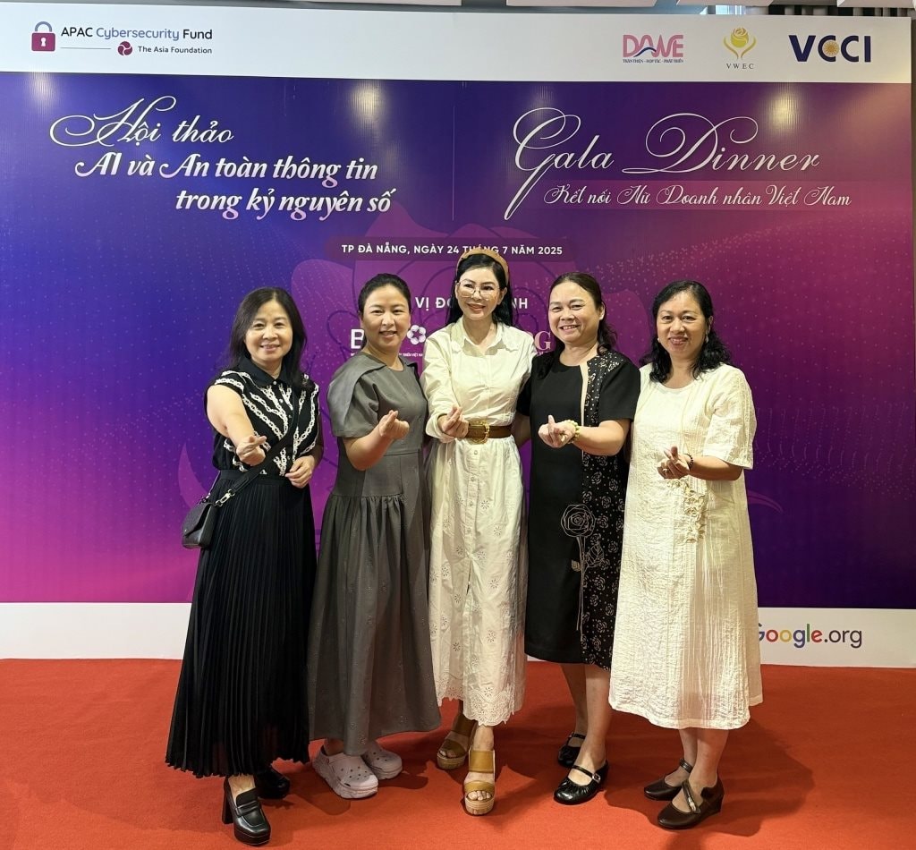 ba-le-hong-thuy-tien-cung-cac-doanh-nhan-nu20250726152935.jpg
