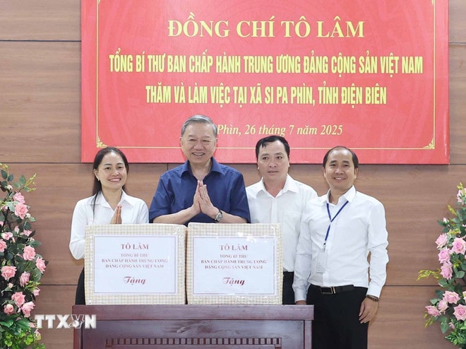 ttxvn-tong-bi-thu-to-lam-tham-tang-qua-tai-xa-si-pa-phin-tinh-dien-bien-8173539-10.jpg