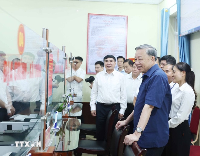 ttxvn-tong-bi-thu-to-lam-tham-tang-qua-tai-xa-si-pa-phin-tinh-dien-bien-8173539-7.jpg