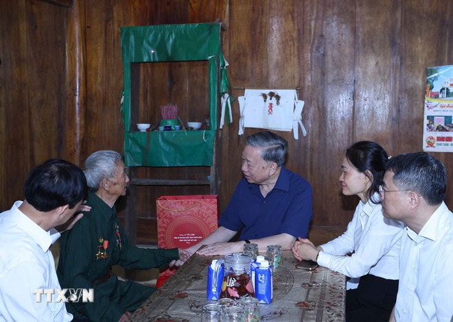 ttxvn-tong-bi-thu-to-lam-tham-gia-dinh-chien-si-dien-bien-vang-a-chao-8173571.jpg