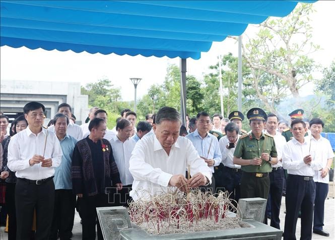 Tổng Bí thư Tô Lâm dâng hương tưởng niệm các Anh hùng, Liệt sĩ tại Điện Biên- Ảnh 1.