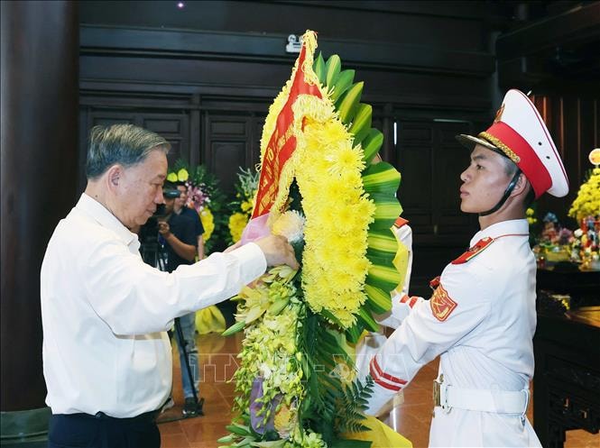 Tổng Bí thư Tô Lâm dâng hương tưởng niệm các Anh hùng, Liệt sĩ tại Điện Biên- Ảnh 2.