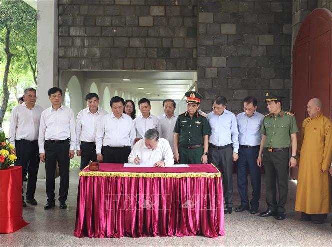 Tổng Bí thư Tô Lâm dâng hương tưởng niệm các Anh hùng, Liệt sĩ tại Điện Biên- Ảnh 5.