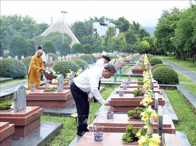 Tổng Bí thư Tô Lâm dâng hương tưởng niệm các Anh hùng, Liệt sĩ tại Điện Biên- Ảnh 4.