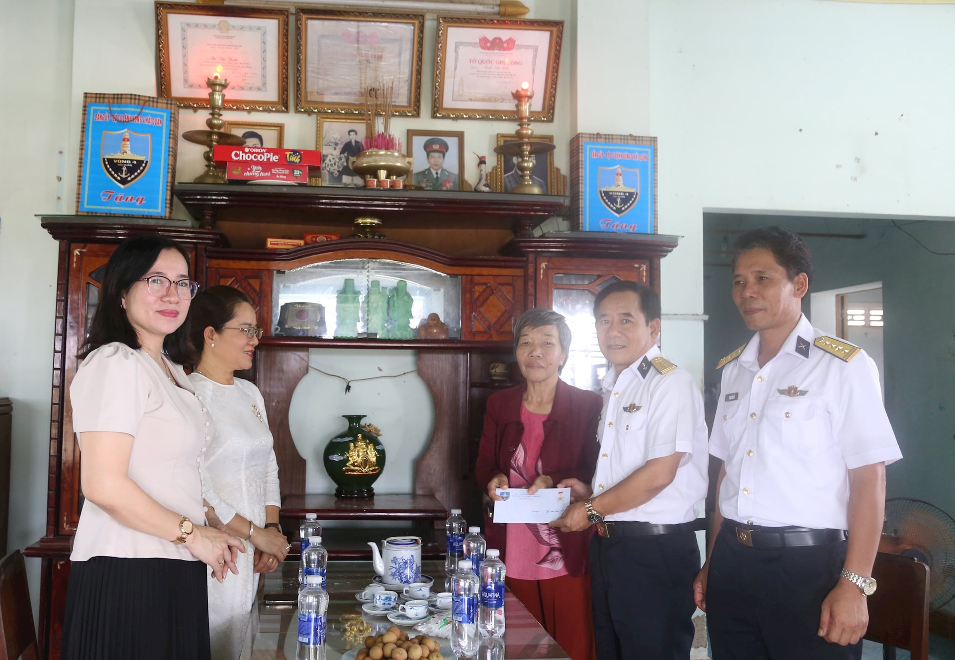 dai-dien-bo-tu-lenh-vung-4-da-den-tham-thap-huong-va-dong-vien-mot-so-than-nhan-liet-si-tai-dia-phuong.jpg