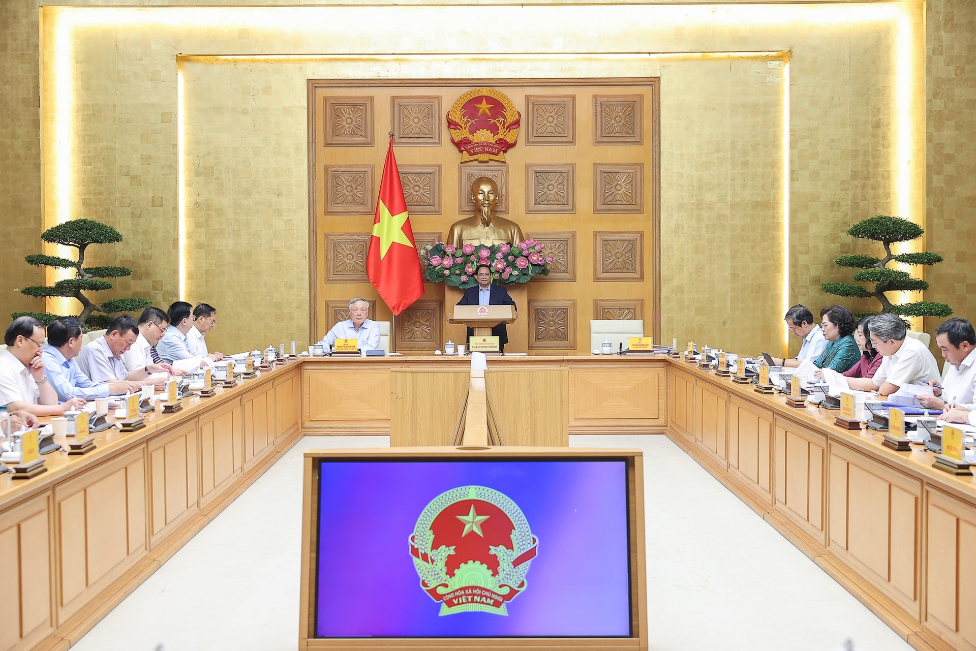 Thủ tướng chủ trì hội nghị đánh giá việc sắp xếp tổ chức bộ máy và vận hành chính quyền địa phương 2 cấp- Ảnh 2.