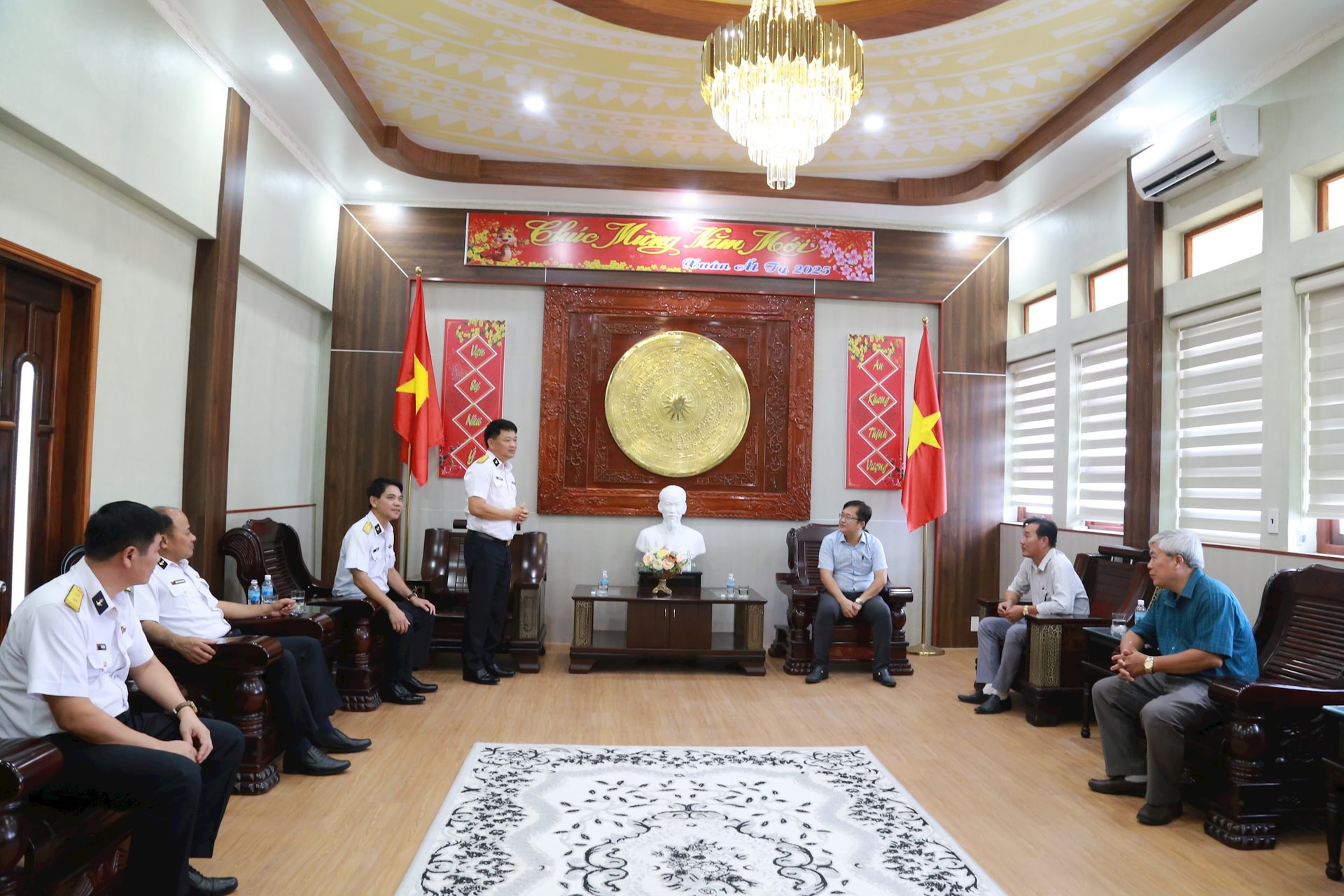 2.-trao-doi-voi-lanh-dao-phuong-o-cam-ranh.jpg